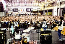 サバシスターのライブの様子。