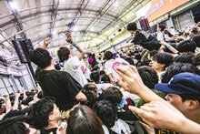 サバシスターのライブの様子。