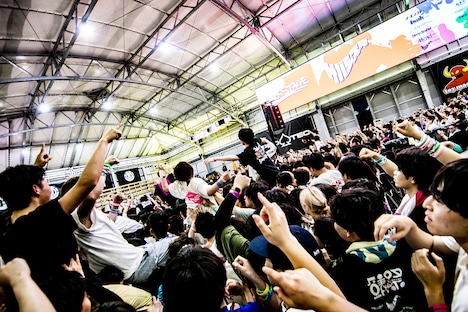 サバシスターのライブの様子。