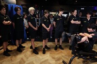 腹筋運動をする佐藤勝利とそれを見守るメンバー。