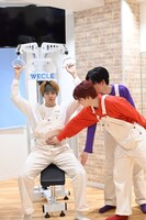 トレーニング中のタカシ（左）を触るユーキとリョウガ。