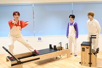 ユーキ（左）のトレーニングを見守るリョウガ、タカシ。