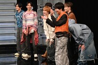 爆笑する超特急。