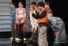 爆笑する超特急。