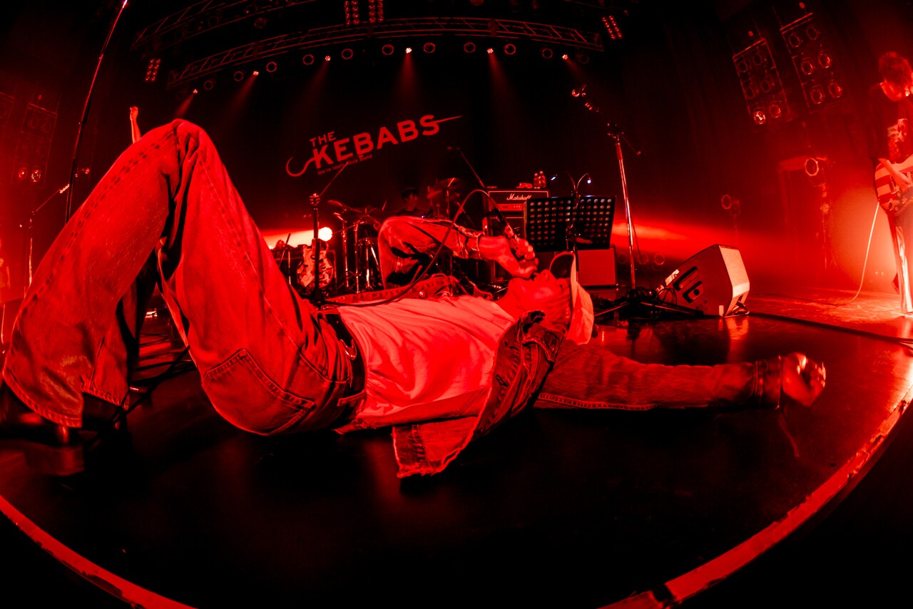 遊ぶ時ほどマジなTHE KEBABS、初期衝動全開のロックンロール