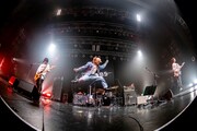 遊ぶ時ほどマジなTHE KEBABS、初期衝動全開のロックンロールライブで観客を翻弄