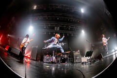 遊ぶ時ほどマジなTHE KEBABS、初期衝動全開のロックンロールライブで観客を翻弄