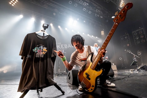 演奏中もTシャツのアピールに余念のない田淵智也（B）。（Photo by Viola Kam [V'z Twinkle]）