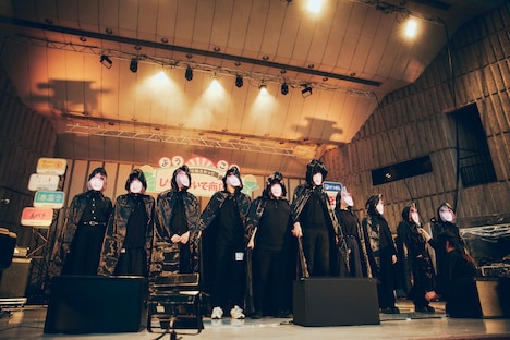 ずらりと並ぶ10人の吉澤嘉代子。（撮影：山川哲矢）