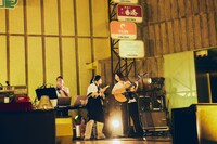 しゃもじを手にごきげんな「鮨 よし澤」の大将・吉澤嘉代子。（撮影：山川哲矢）