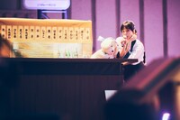 カウンターで歌う「鮨 よし澤」の大将・吉澤嘉代子。（撮影：山川哲矢）