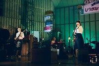 おもむろにベースを演奏する「ヤオハマ」のハマ・オカモト。（撮影：山川哲矢）