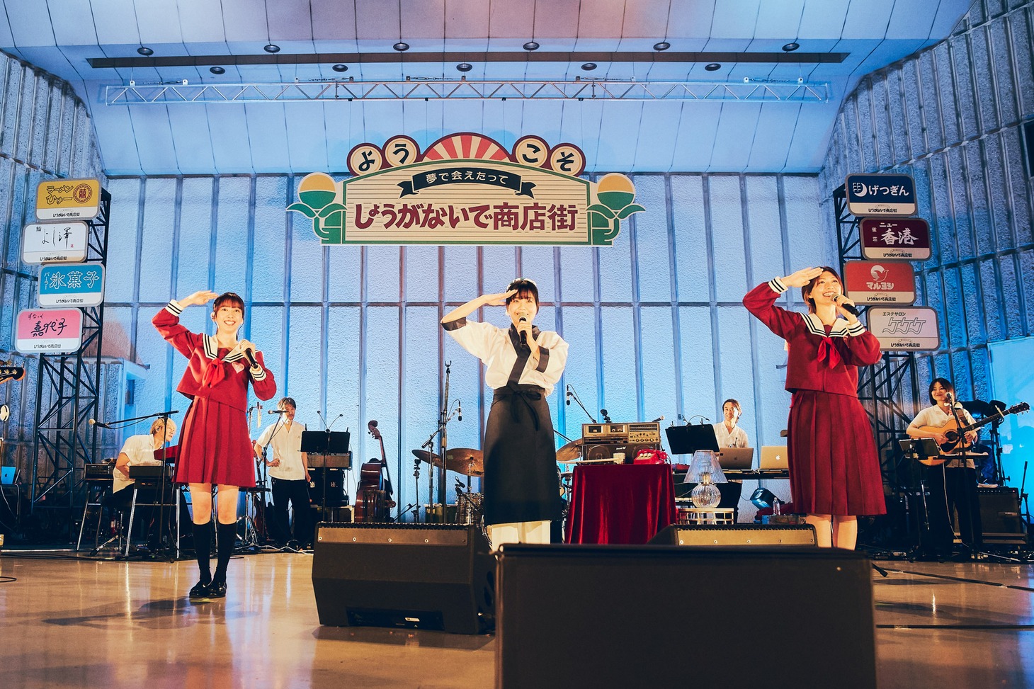 吉澤嘉代子と共演する私立恵比寿中学の真山りか（左）と小林歌穂（右）。（撮影：山川哲矢）