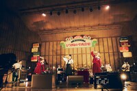 ハマ・オカモト、真山りか、小林歌穂とともに「面皰」を歌う吉澤嘉代子。（撮影：山川哲矢）