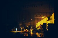 「たそかれ」を歌う吉澤嘉代子。（撮影：山川哲矢）