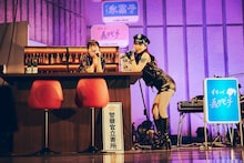 「すなっく嘉代子」に立ち寄るファーストサマーウイカ巡査部長（右）。（撮影：山川哲矢）