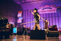 竹刀を持って現れたファーストサマーウイカ巡査部長。（撮影：山川哲矢）