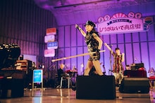 竹刀を持って現れたファーストサマーウイカ巡査部長。（撮影：山川哲矢）