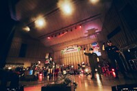 「化粧落とし」を歌うファーストサマーウイカと吉澤嘉代子。（撮影：山川哲矢）