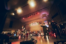 「化粧落とし」を歌うファーストサマーウイカと吉澤嘉代子。（撮影：山川哲矢）