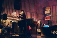 謎の球体を手に現れた占い師・阿部真央。（撮影：山川哲矢）