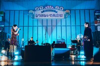 向い合う吉澤嘉代子と阿部真央。（撮影：山川哲矢）