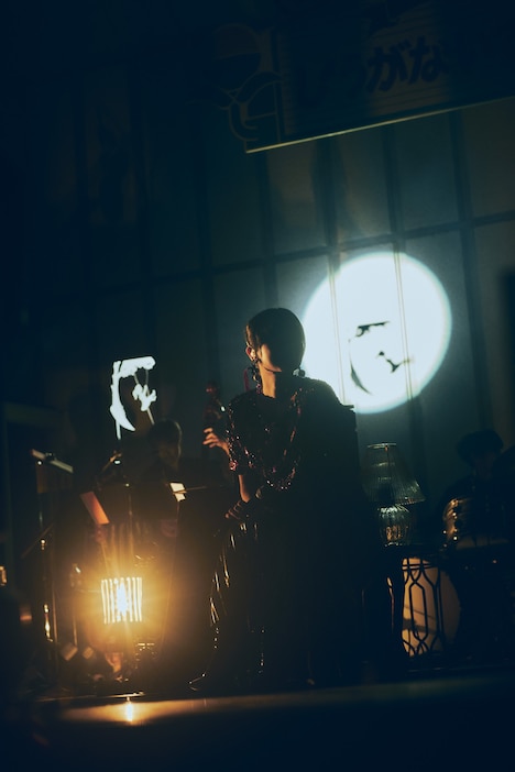 「ぶらんこ乗り」を歌う吉澤嘉代子。（撮影：山川哲矢）