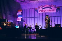 ウィンディと対話する吉澤嘉代子。（撮影：山川哲矢）