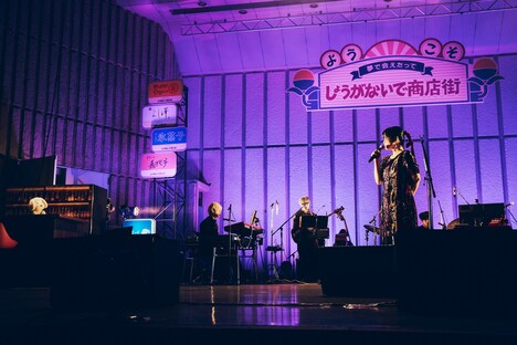 ウィンディと対話する吉澤嘉代子。（撮影：山川哲矢）