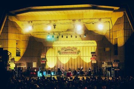 「夢で会えたってしょうがないでしょう」のコールが響く日比谷野音。（撮影：山川哲矢）