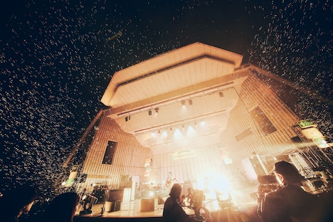 大量のシャボン玉が舞う日比谷野音。（撮影：山川哲矢）