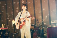 「ものがたりは今日はじまるの」を歌う吉澤嘉代子。（撮影：山川哲矢）