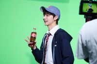 「コカ・コーラ」新CM撮影の様子。