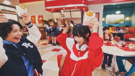 「コカ・コーラ」新CMより。