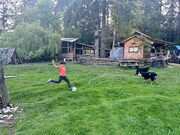 愛犬のタワとヒナとサッカーに興じるゆーまくん。