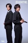 高橋海人と中村倫也。(c)TBS