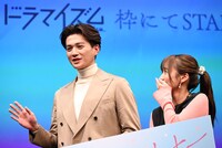 フォトセッション中、笑いが止まらなかった齊藤京子（右）。