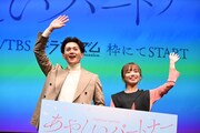 BGMのリズムに合わせて手を左右に振る八木勇征（FANTASTICS）と齊藤京子。