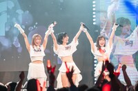 会場のダルファンに挨拶をするSANDAL TELEPHONE。