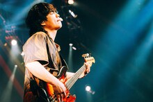 楢崎誠（B, Sax）（Photo by TAKAHIRO TAKINAMI）