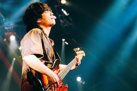 楢崎誠（B, Sax）（Photo by TAKAHIRO TAKINAMI）