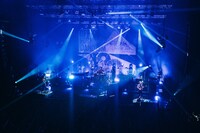 「Official髭男dism one-man live 2025 -UNOFFICIAL-」の様子。（Photo by TAKAHIRO TAKINAMI）