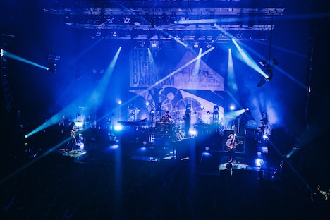 「Official髭男dism one-man live 2025 -UNOFFICIAL-」の様子。（Photo by TAKAHIRO TAKINAMI）