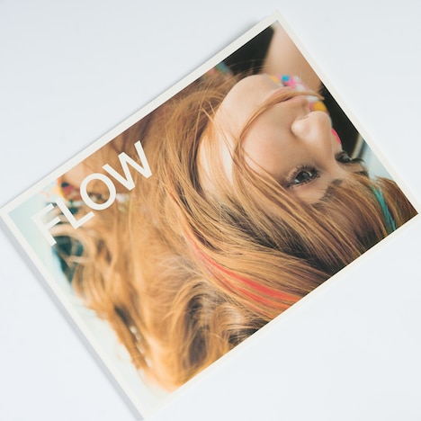 「LIVE TOUR 2002 huma-rhythm」のパンフレット「FLOW」のカバーアート。