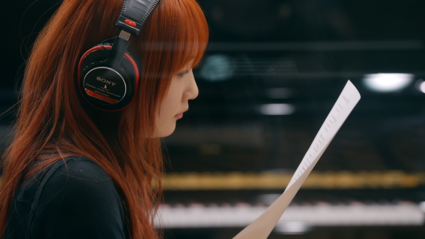 YOASOBIのikuraこと幾田りら。「Here, Tomorrow」メイキング映像より。