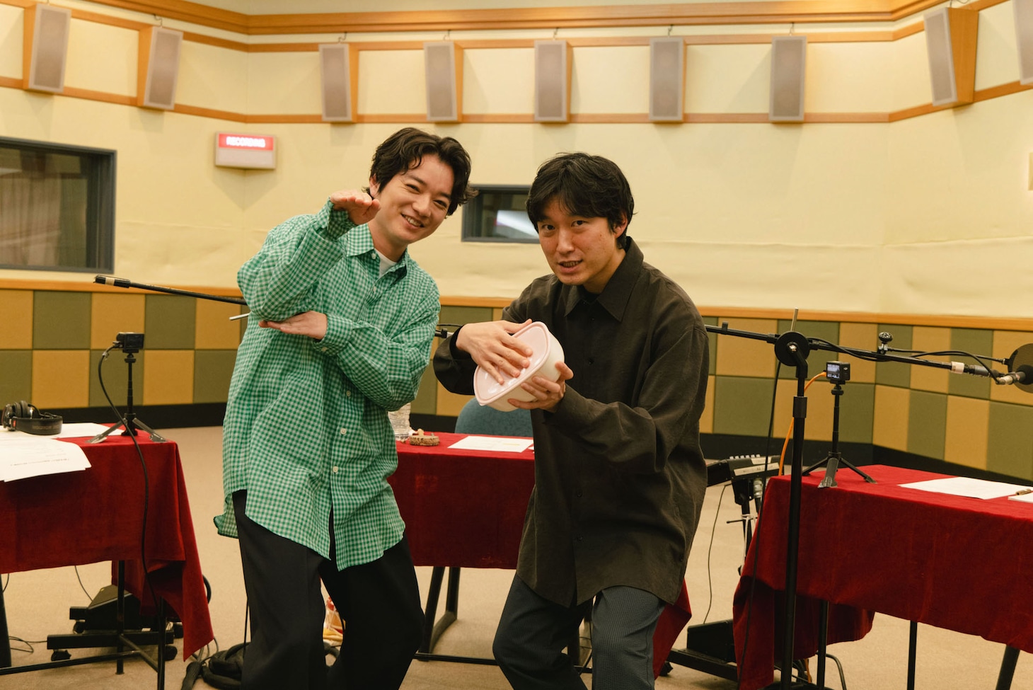 左から染谷将太、蓮沼執太。（写真提供：NHK）