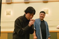 左から蓮沼執太、今井裕。（写真提供：NHK）