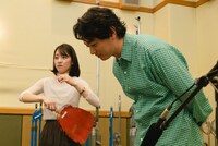 左から赤木野々花アナウンサー、染谷将太。（写真提供：NHK）