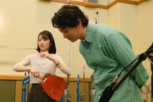 左から赤木野々花アナウンサー、染谷将太。（写真提供：NHK）