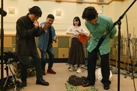 左から蓮沼執太、今井裕、赤木野々花アナウンサー、染谷将太。（写真提供：NHK）